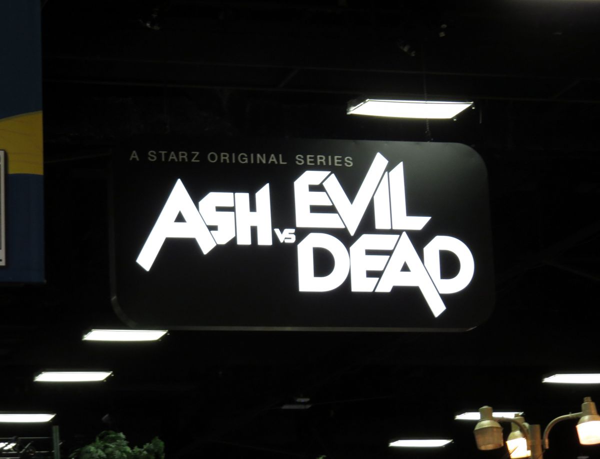sdcc2015-07-08-ash-vs-evil-dead-booth-03